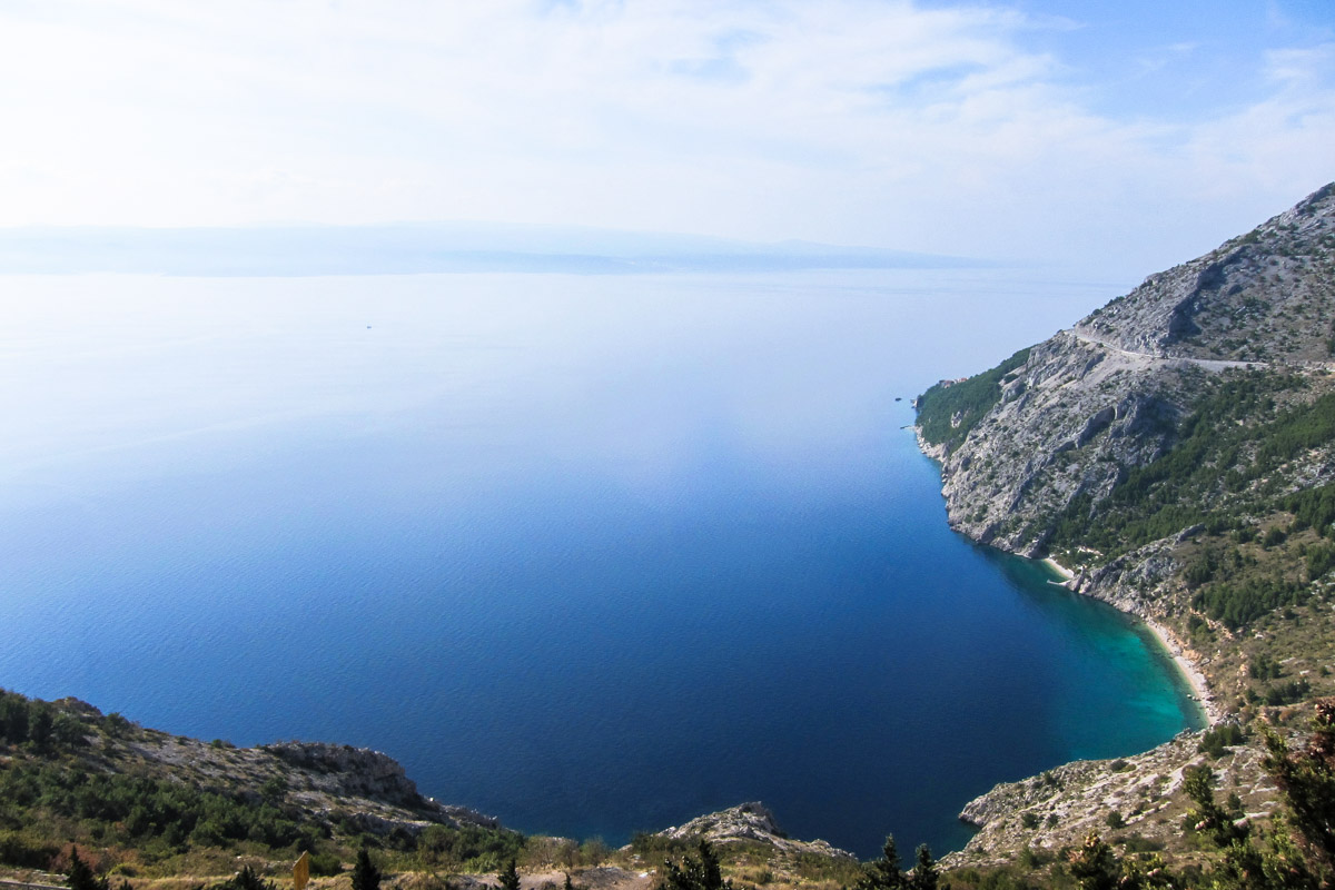 Atemberaubender Ausblick von der Bergstraße aus der Karstlandschaft des Biokovo kommend auf die Makarska Riviera, Kroatien