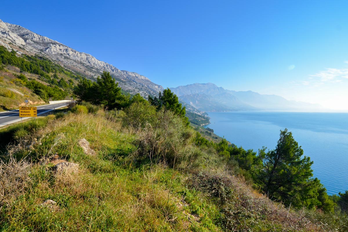 Die malerische Makarska Riviera an der Adriaküste zählt zu den schönsten Panoramastraßen von Kroatien und führt von einem idyllischen Urlaubsort zum nächsten