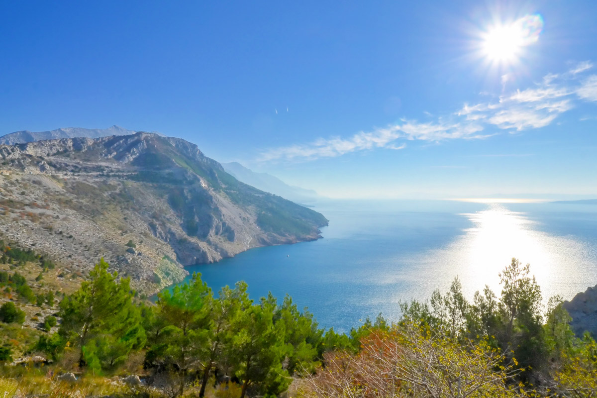 Die Küstenstraße Makarska Riviera verbindet zahlreiche Feriendestinationen von Kroatien, die sich zwischen tiefblauem Mittelmeer und felsigem Küstengebirge schmiegen