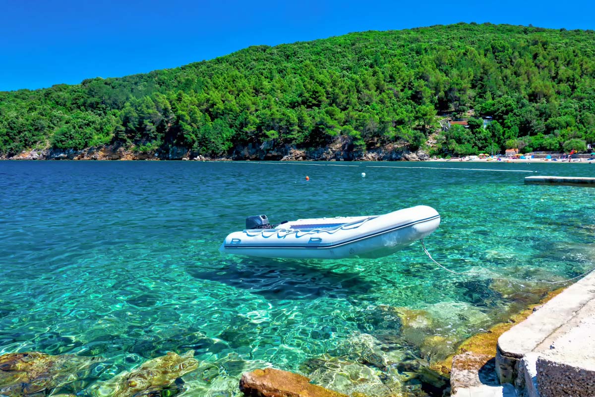 Der ruhige Ferienort Martinščica an der Westküste der kroatischen Insel Cres lockt mit entspannter Geruhsamkeit und seinem kilometerlangen Kiesstrand