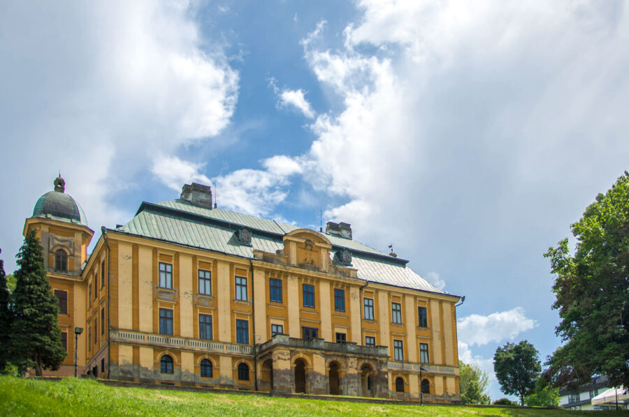 Zwei kroatische Bane, Ladislav und Teodor Pejačević, erblickten im Schloss von Našice im Osten Kroatiens das Licht der Welt - © Tamisclao / Shutterstock