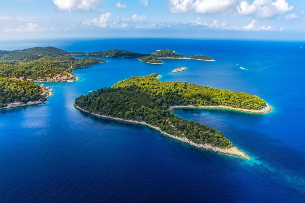 Das westliche Drittel der malerischen Insel Mljet vor der südlichen Küste von Kroatien wird vom Nationalpark Mljet eingenommen - © OPIS Zagreb / Shutterstock