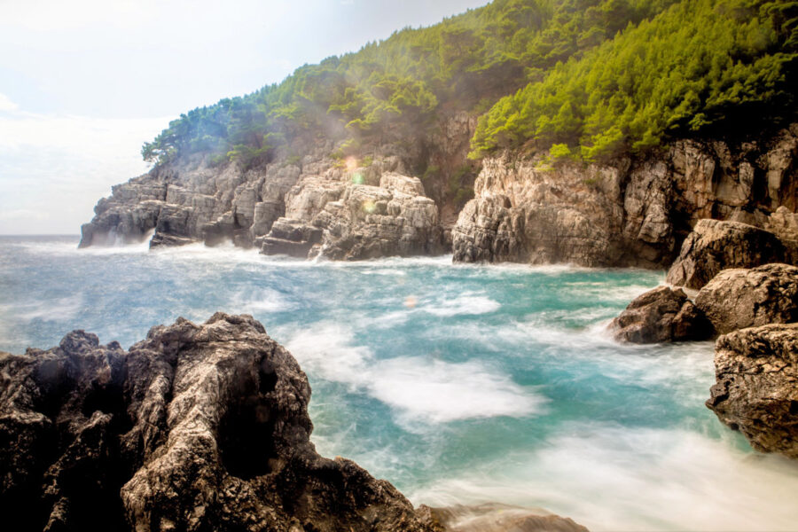 Sanddünen und Steilklippen an den Küsten schaffen im Nationalpark Mljet gemeinsam mit den Wäldern ein vielfältiges Ökosystem, Kroatien - © eldar nurkovic / Shutterstock
