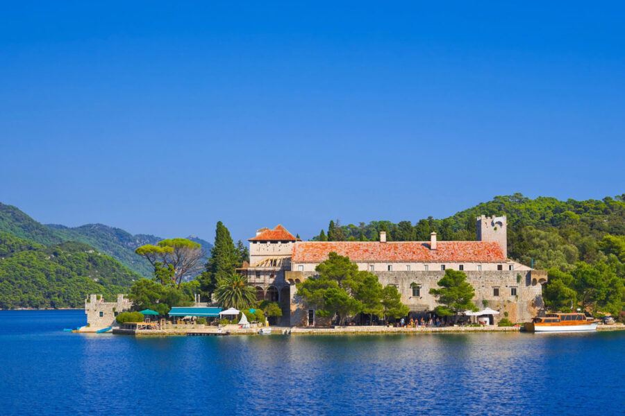 Auf der Marieninsel im Veliko Jezero ist mit dem Benediktinerkloster die bedeutendste architektonische Sehenswürdigkeit der Insel Mljet zu finden, Kroatien - © Tatiana Popova / Shutterstock