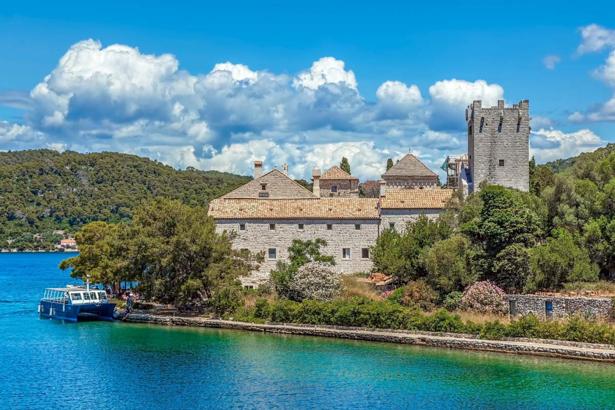 Das Kloster im Nationalpark Mljet wurde im Jahr 1151 vom Fürsten von Zahumlje gestiftet und bis etwa 1800 von Benediktinermönchen geführt, Kroatien