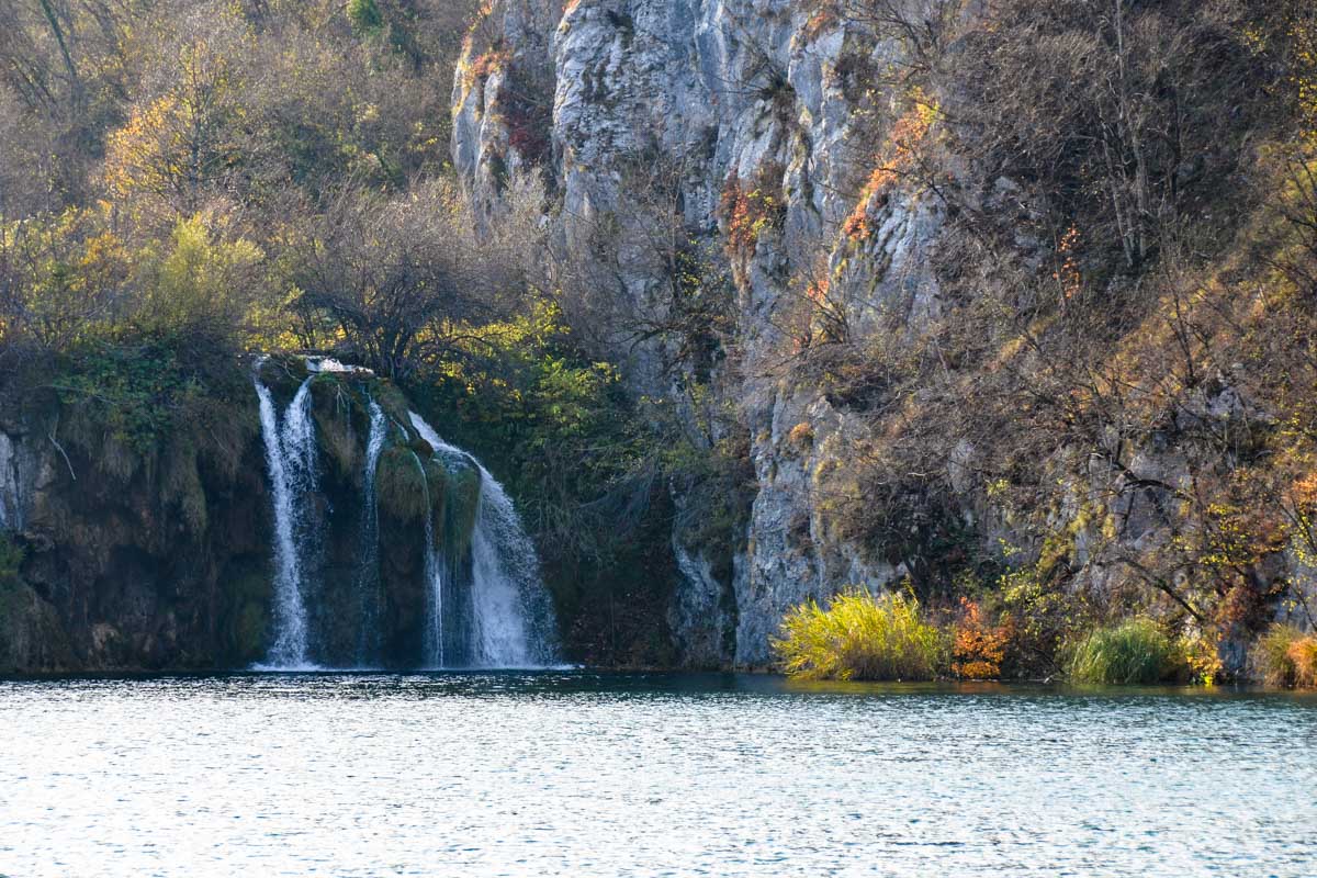 Herbstliche Landschaft im Nationalpark Plitvicer Seen, Kroatien