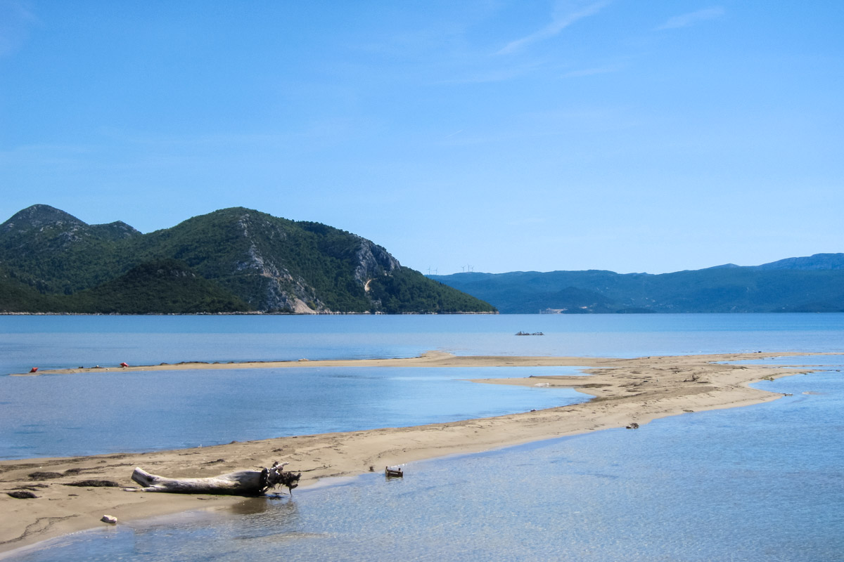 Wer von Wanderungen im Neretva-Delta genug hat, kann sich einfach in den zahlreichen Buchten ein lauschiges Plätzchen am Strand suchen und die traumhafte Umgebung genießen, Kroatien