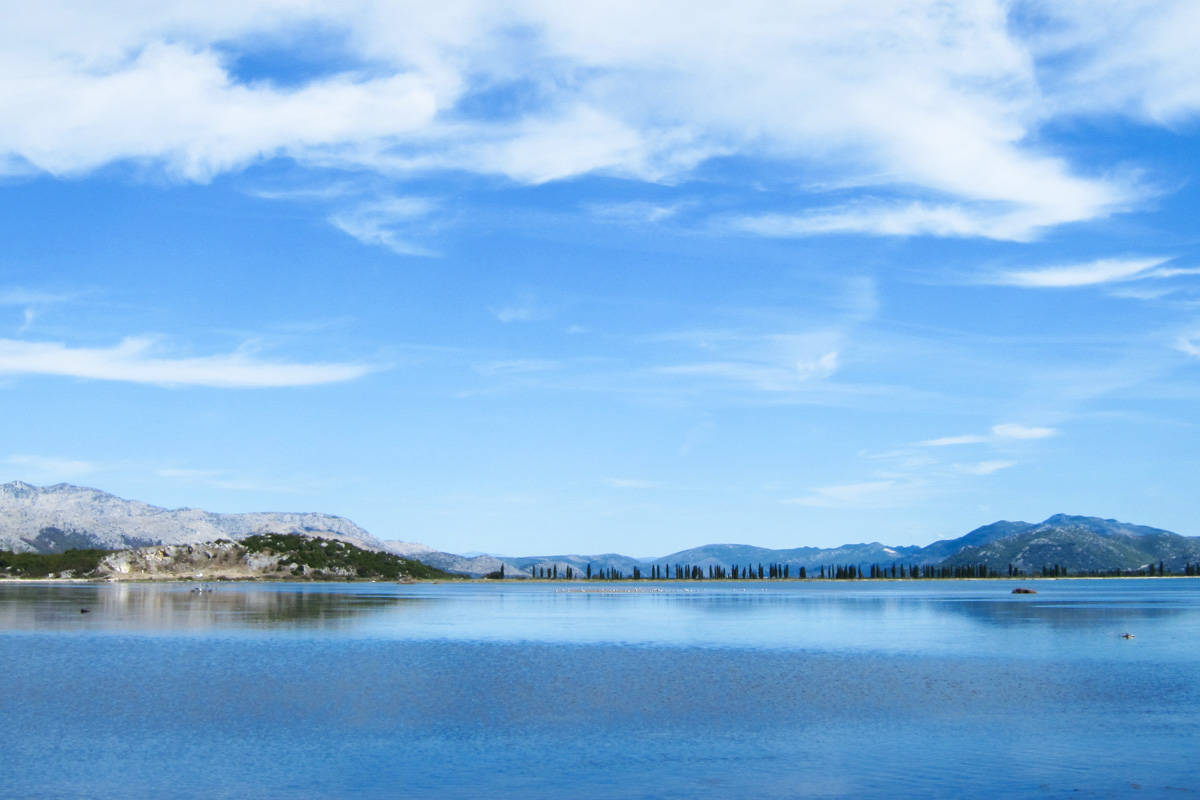 An ihrer Mündung in die Adria fächert sich die Neretva gemeinsam mit den Birina-Seen im Hinterland zu einem riesigen, sumpfigen Delta auf, Kroatien