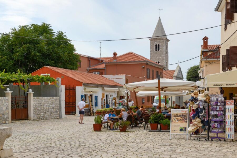 Der Trg Kraljevac bildet mit Restaurants und Ständen mit regionalen Köstlichkeiten so etwas wie das touristische Zentrum von Nin, Kroatien - © James Camel / franks-travelbox