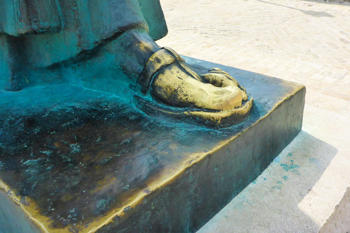 Die Zehe von Grgur Ninski in Nin zu berühren bringt Glück, deshalb ist sie auch schön blank poliert, Kroatien