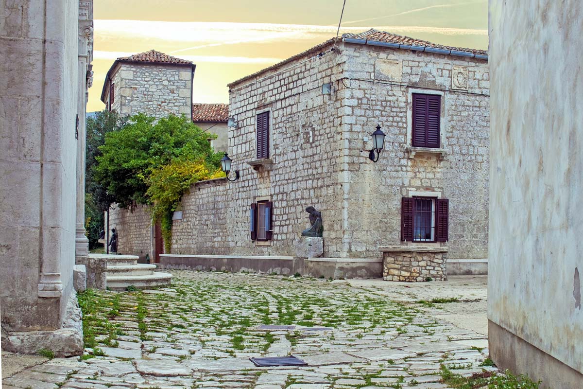 Historische Baudenkmäler in Osor auf der Insel Cres zeugen bis heute von der Architektur der vergangenen Jahrhunderte bis ins Altertum, Kroatien