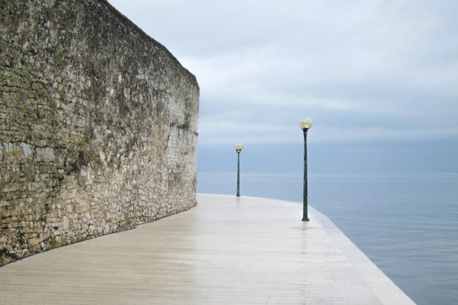 An der idyllischen Hafenpromenade von Poreč in Kroatien thronen noch Reste der historischen Stadtmauer - © FRASHO / franks-travelbox