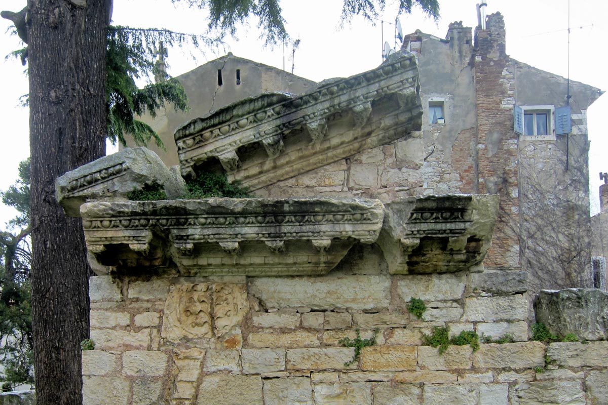 Manche Überbleibsel auf dem Römischen Forum in Poreč, Kroatien, sind, wie dieses antike Fries, über 2000 Jahre alt - © FRASHO / franks-travelbox