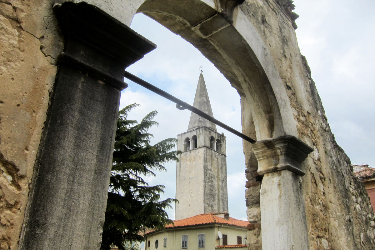 Die Euphrasius-Basilika ist die wichtigste Sehenswürdigkeit in der Altstadt von Poreč und das bedeutendste Kulturdenkmal in ganz Istrien, Kroatien