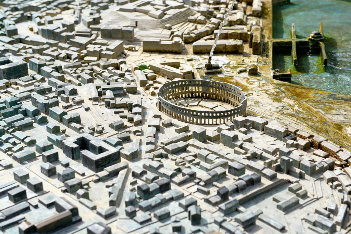 Auf einem kleinen Platz nicht weit vom Amphitheater entfernt vermittelt ein Modell einen guten Überblick über das Zentrum von Pula, Kroatien