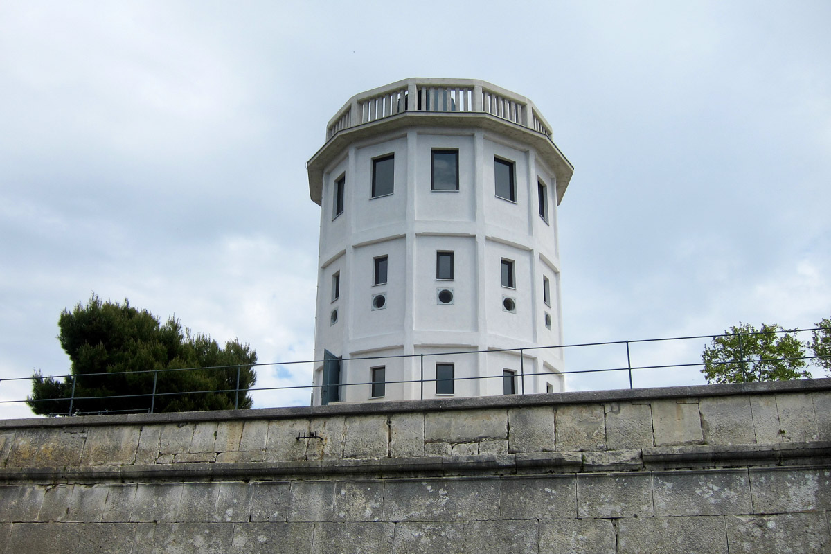 Die Wehrmauern der Festung von Pula können bestiegen werden und erlauben einen großartigen Rundblick über die Stadt, Kroatien