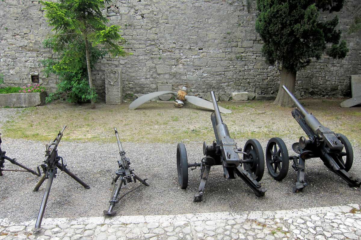 Historische Geschütze im Innenhof des Kastells von Pula, Kroatien