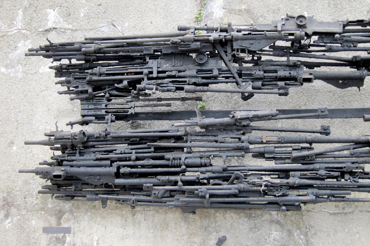 Moderne Kunst aus alten Waffen im Innenhof des Kastells von Pula, Kroatien