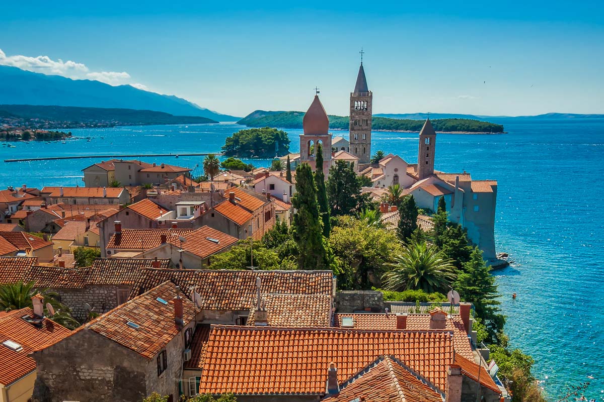 Vom Stadtturm in Rab Stadt tut sich der berühmte Blick auf die vier Türme entlang der Küste der Inselhauptstadt auf, Kroatien