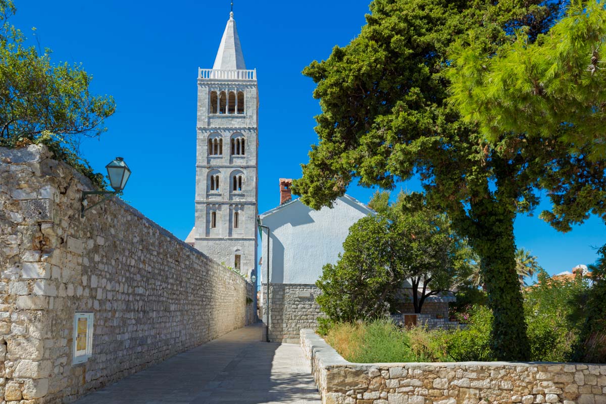 Die malerische Inselhauptstadt Rab Stadt ist eines der Aushängeschilder für traumhafte Urlaubsziele in Kroatien