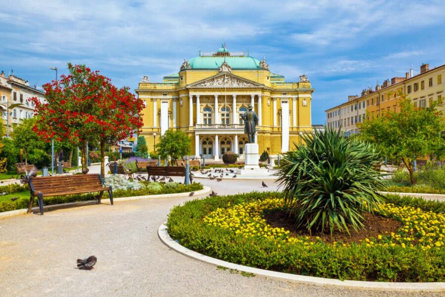 Im idyllischen Kasalisni Park südöstlich der Altstadt von Rijeka befindet sich das Nationaltheater, Kroatien - © anshar / Shutterstock