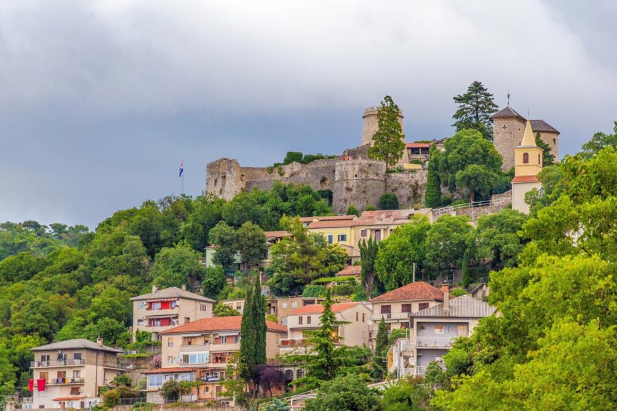 Auf dem gut 130m hohen Hügel über der Stadt Rijeka thront die Trsat-Burg aus dem 13. Jahrhundert, Kroatien - © Leonid Andronov / Shutterstock