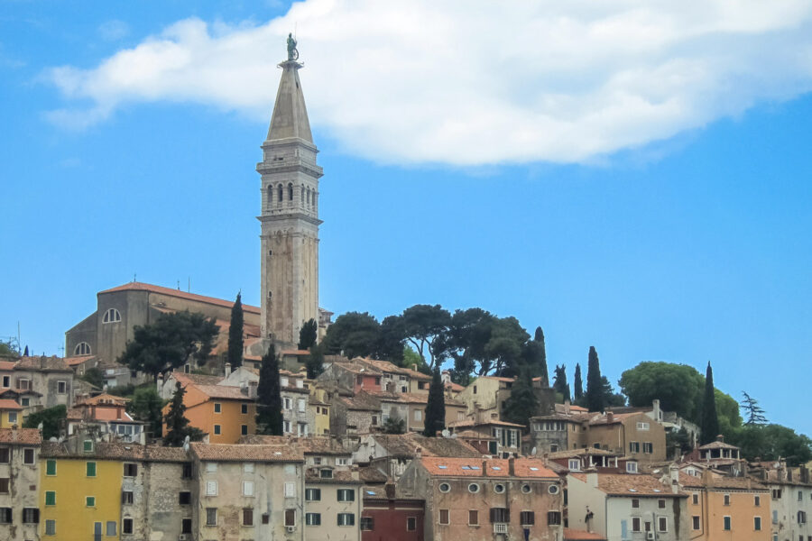 Der 60m hohe Turm mit dem spitzen Dach ragt weit über die Dächer von Rovinj und hat die Kirche zum Wahrzeichen der Stadt gemacht - © FRASHO / franks-travelbox