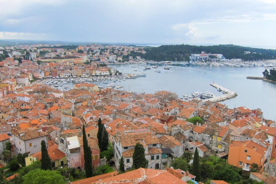 Der Glockenturm der Kirche Sveti Eufemija bietet einen herrlichen Rundblick über Rovinj, Kroatien - © FRASHO / franks-travelbox