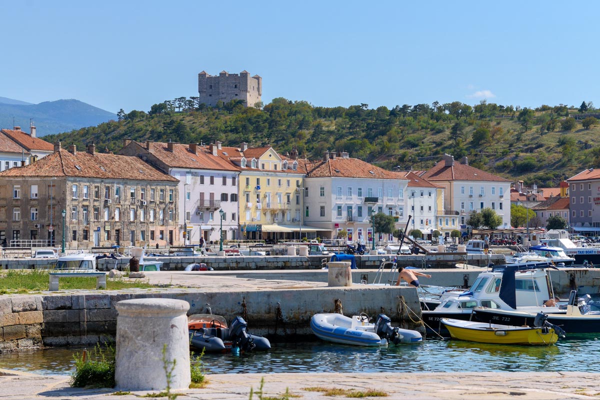 Die geschichtsträchtige Ortschaft Senj ist die älteste Siedlung der oberen Adria und liegt direkt an der Küstenstraße bis nach Maslinica, Kroatien