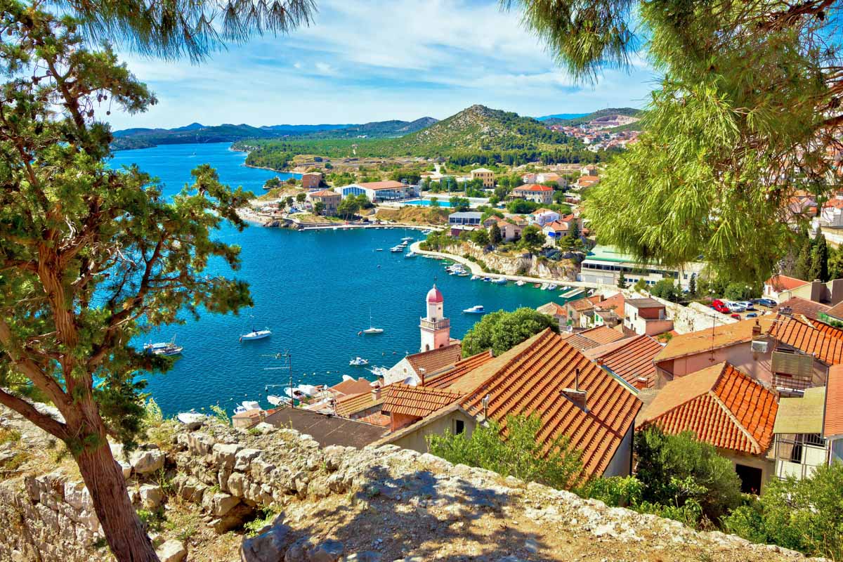 Ein Besuch der Festung St. Michael lässt nicht nur auf historischen Spuren wandeln, sondern offenbart auch das herrliche Panorama von Šibenik, Kroatien