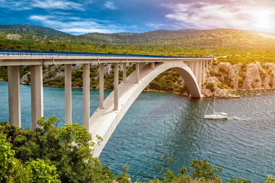 Die Anfahrt nach Šibenik erfolgt über die E65, die den Fluss Krka über die eindrucksvolle Kurabrücke quert, Kroatien - © And-One / Shutterstock