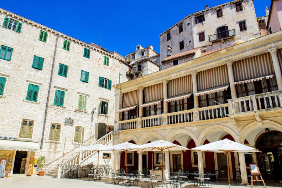 Im Erdgeschoß der Stadtloggia am Platz der Republik in Šibenik laden gemütliche Cafés zum Plaudern und Entspannen ein, Kroatien - © Anton_Ivanov / Shutterstock