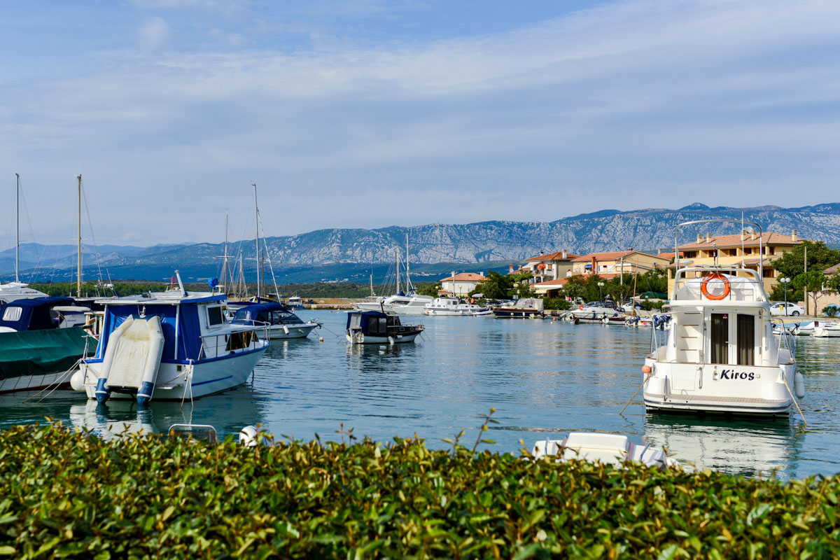 Klimno an der Soline-Bucht ist bis heute das Bootsbau-Zentrum von Krk, Kroatien, wie die schmucke Marina und einige neue Häuser bezeugen