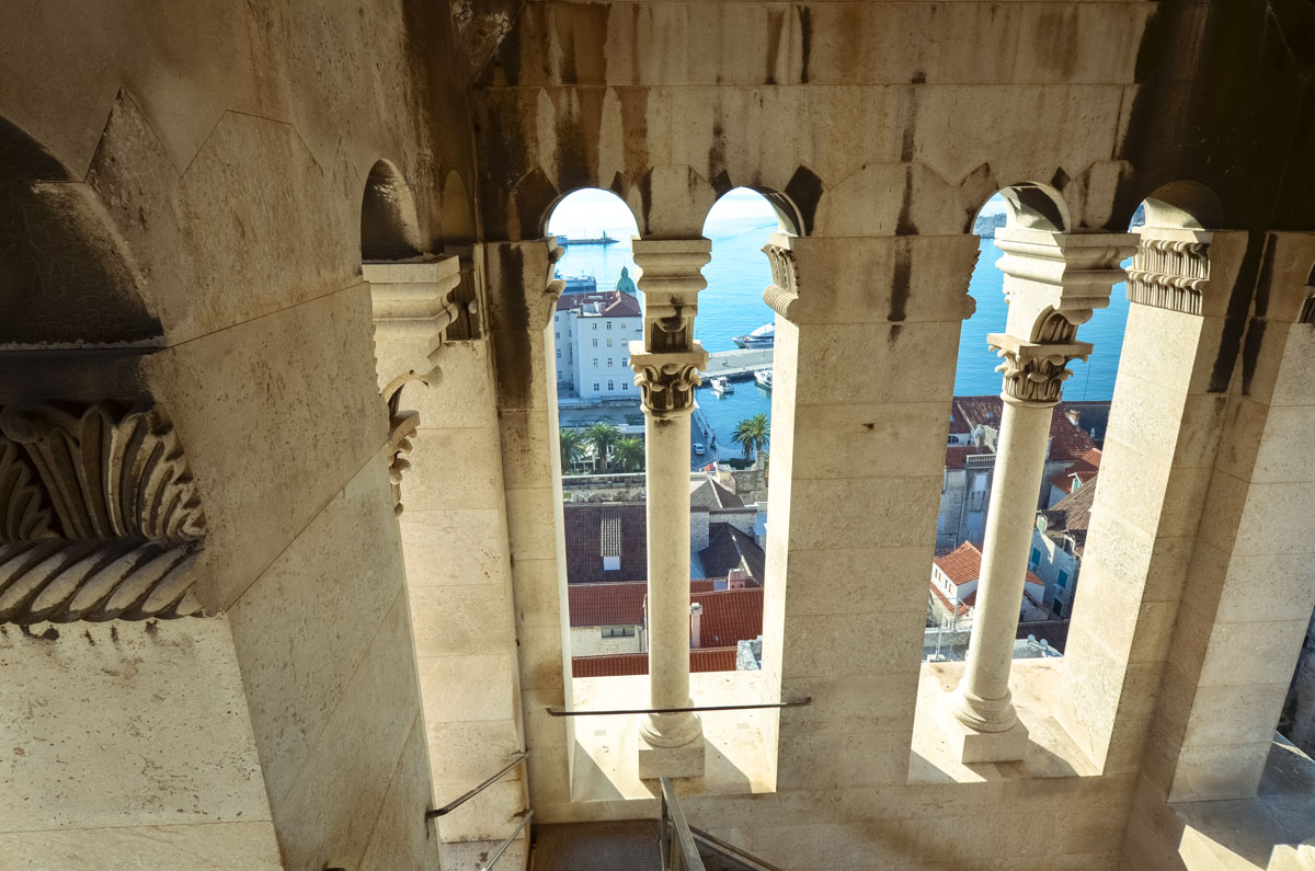 Blick durch den halbtransparenten Glockenturm von Split auf den Hafen, Kroatien