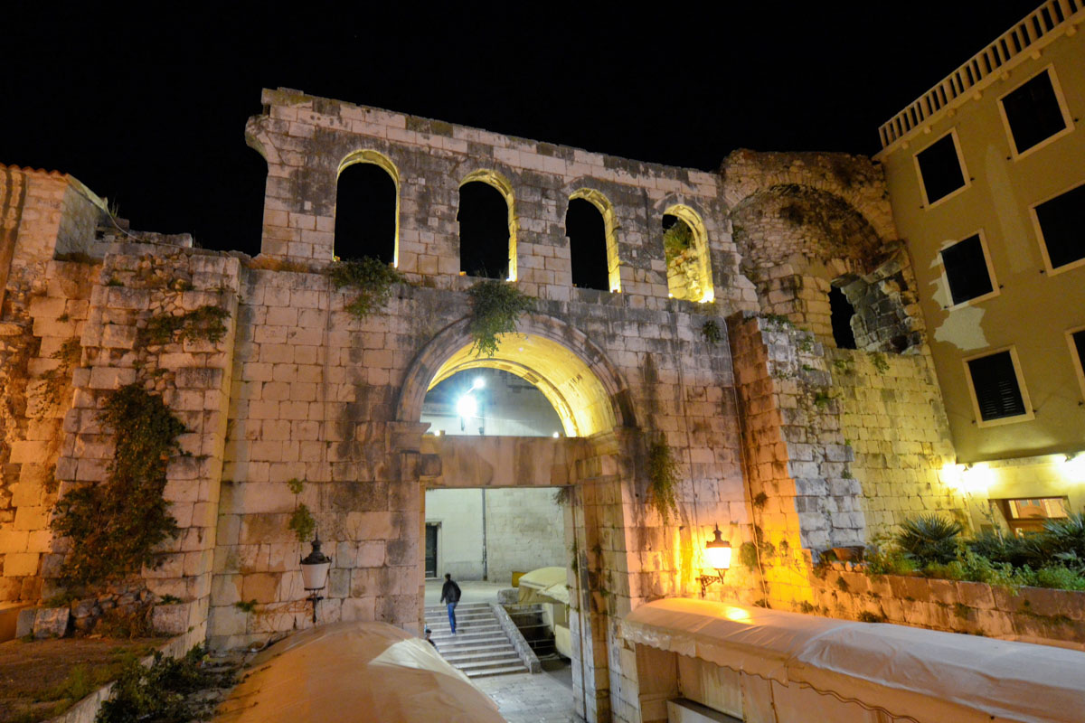 Das Silbertor in der historischen Stadtmauer ist der östliche Eingang zur Altstadt von Split, Kroatien