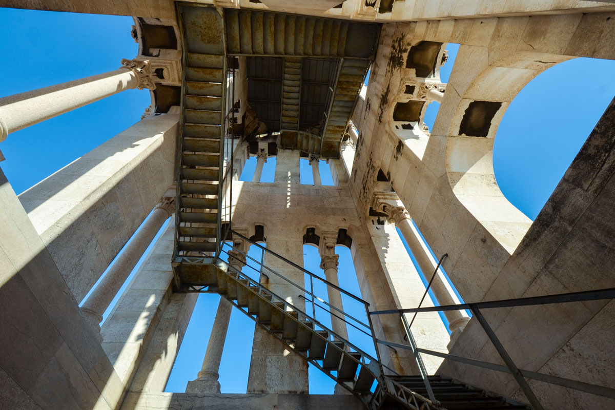 Wer leicht Höhenangst bekommt, sollte von einer Besteigung des Glockenturms Abstand nehmen, man sieht während des Aufstieges nämlich permanent in die Tiefe, Split, Kroatien