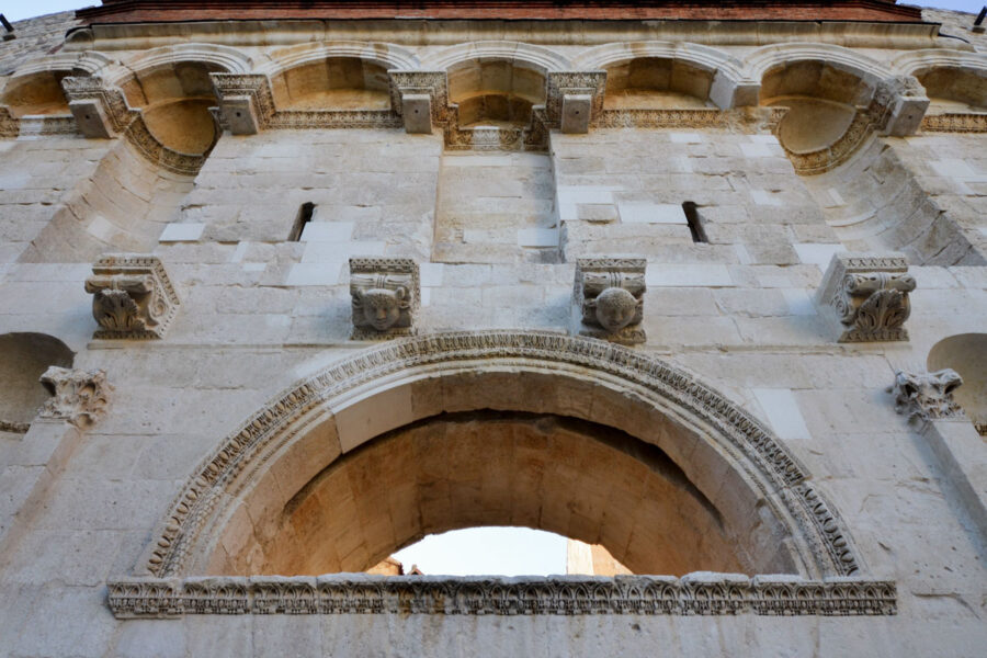 Die Fassade des Goldtores des Diokletianspalastes im Norden ist reich verziert, Split, Kroatien - © FRASHO / franks-travelbox