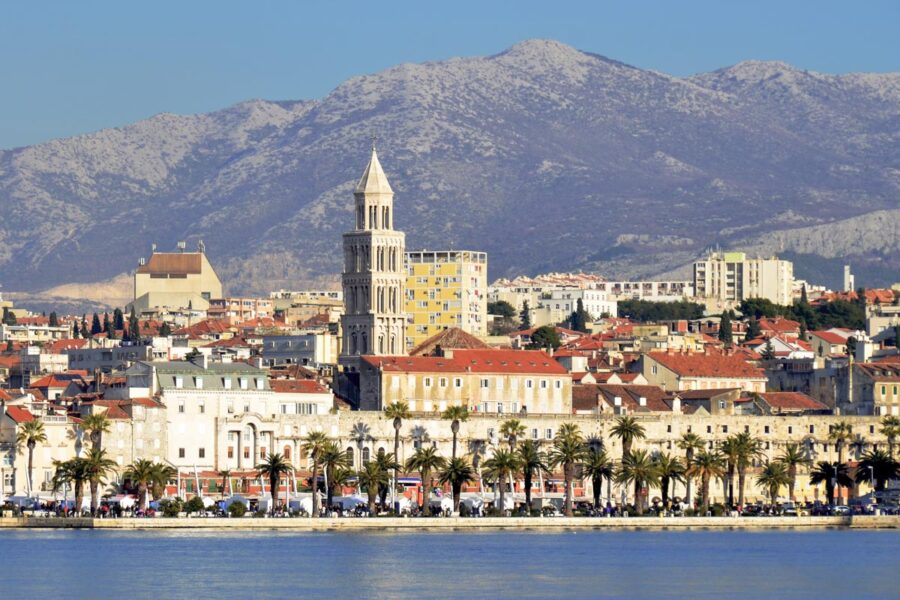 Blick über das Meer auf die Südseite des Diokletianspalastes in Split, Kroatien - © FRASHO / franks-travelbox