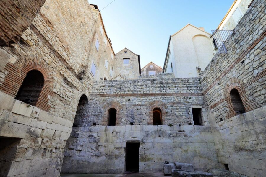 Blick von den Kellern des Diokletianspalastes nach "oben", Split, Kroatien - © FRASHO / franks-travelbox