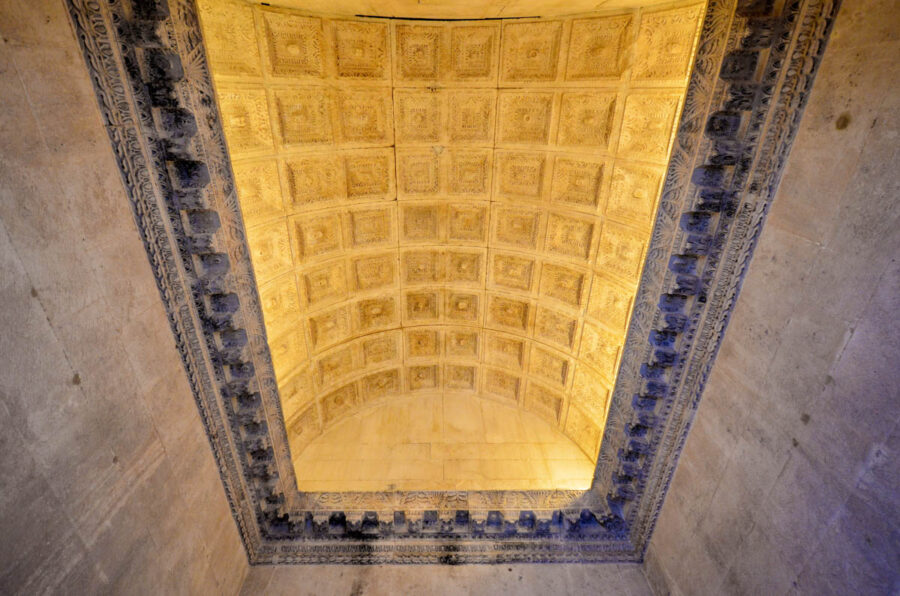 Das sorgfältig gearbeitetes Kassettengewölbe im Jupitertempel von Split, Kroatien, ist bis heute nahezu original erhalten - © FRASHO / franks-travelbox