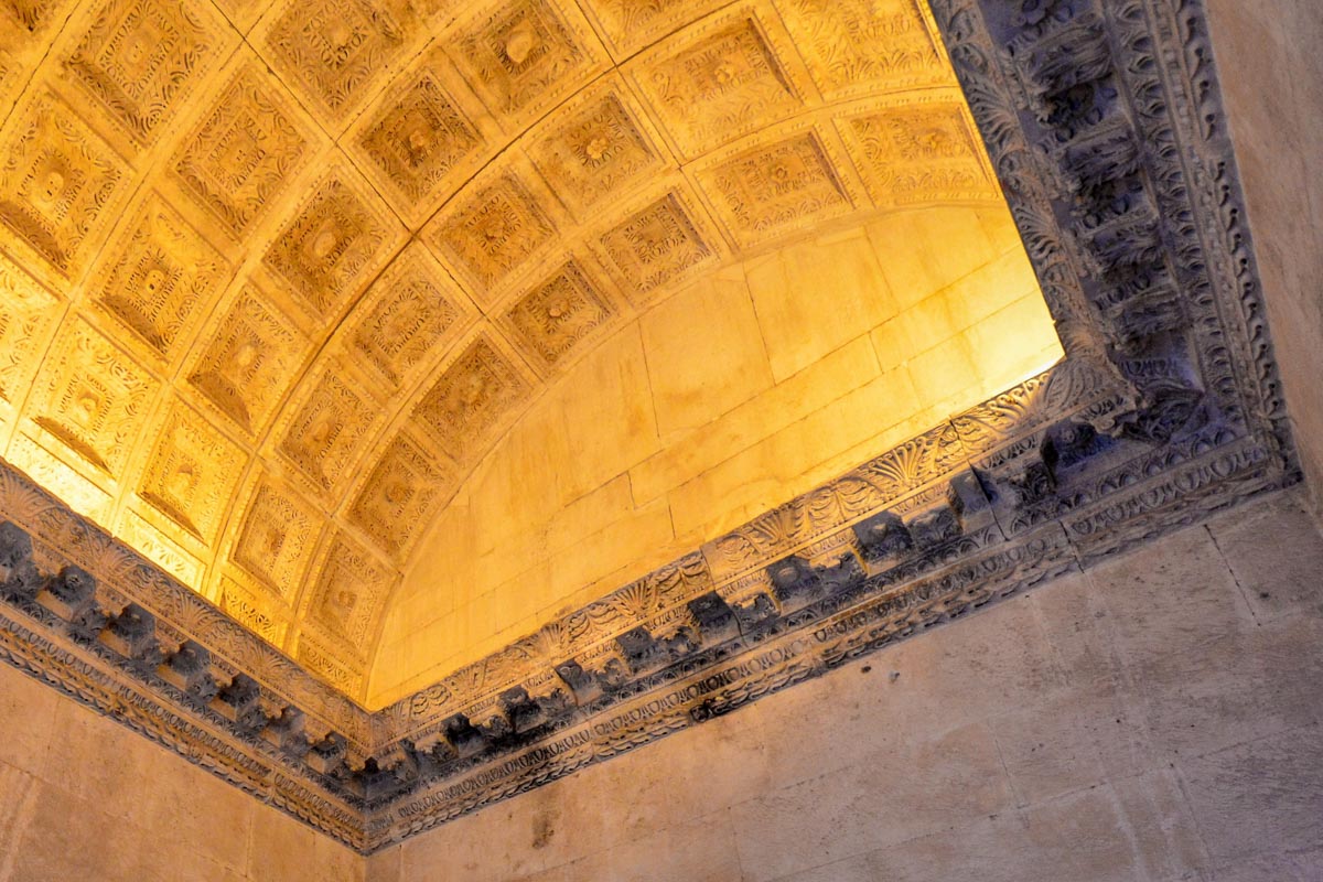 Die Steindecke im Jupitertempel von Split, Kroatien, stellt ein prachtvolles Beispiel der frühen Renaissance-Kunst dar