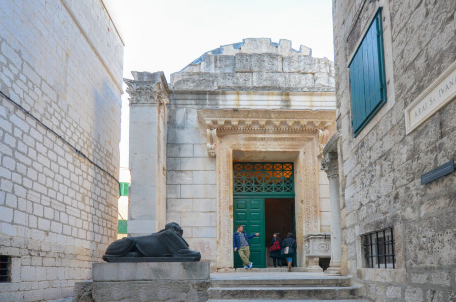 Den Eingang zum Jupitertempel von Split bewacht eine Sphinx, die auf Geheiß von Diokletian aus Ägypten geholt wurde, Kroatien - © FRASHO / franks-travelbox