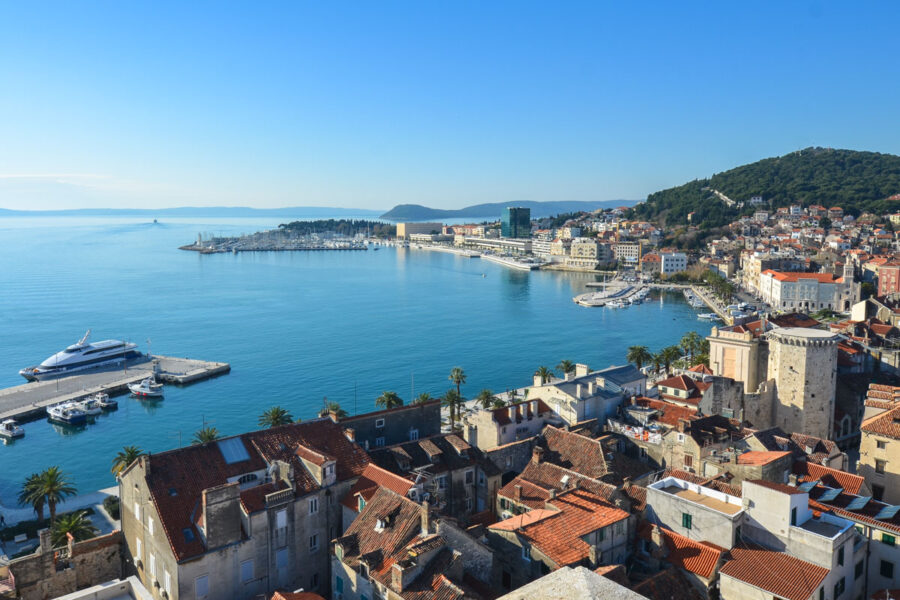 Blick vom Glockenturm der Kathedrale Sveti Duje zur Hafenpromenade, rechts der Berg Marjan, Split, Kroatien - © FRASHO / franks-travelbox