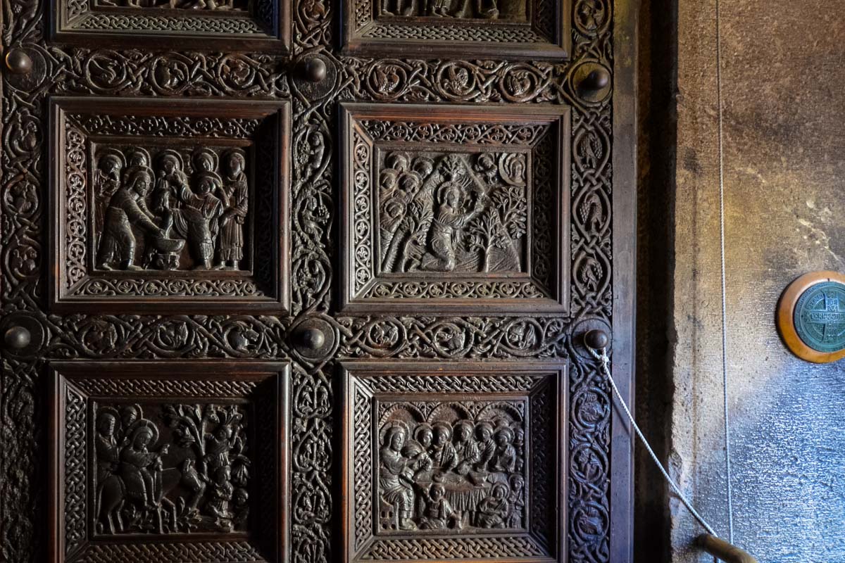 Beim Eintritt in die Kathedrale Sveti Duje in Split lohnt es sich einen Blick auf die kunstvolle Kirchentür zu werfen, Kroatien