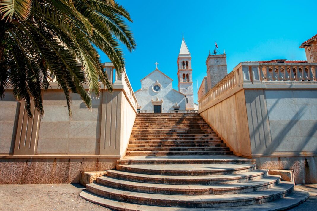 Malerische Strände und eine kulturhistorisch reiche Altstadt machen Supetar zu einem lohnenden Ferienziel auf Brac, Kroatien Malerische Strände und eine kulturhistorisch reiche Altstadt machen Supetar zu einem lohnenden Ferienziel auf Brac, Kroatien - © RossHelen / Shutterstock
