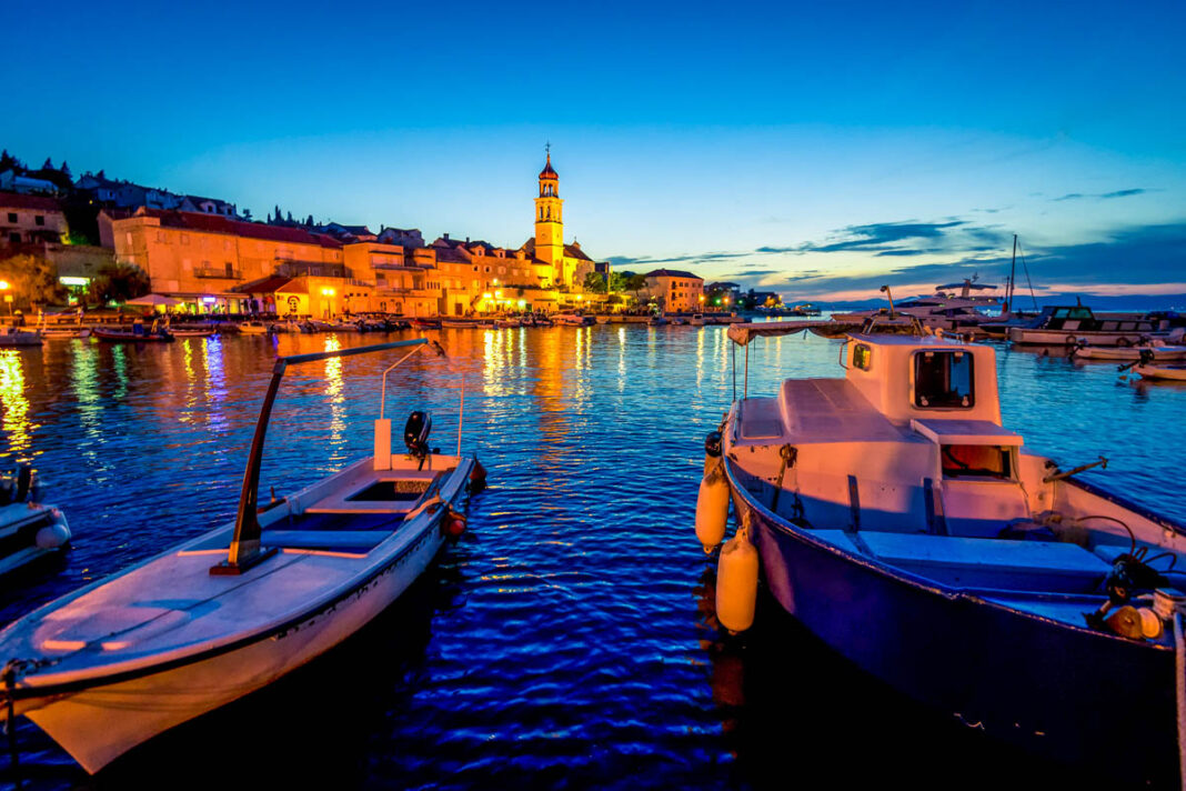 Sutivan im Nordwesten von Brac ist mit Stränden, Naturpark und kulturhistorischem Erbe ein perfekter Urlaubsort, Kroatien - © Ajan Alen / Shutterstock