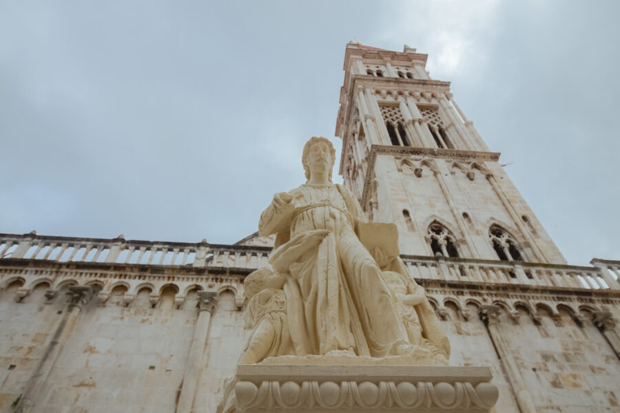 Dominiert wird der Trg Ivana Pavla II von der Kathedrale des Heiligen Laurentius aus dem 13. Jahrhundert, Trogir, Kroatien - © FRASHO / franks-travelbox