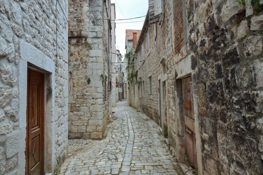 Verwinkelte Gassen in der Altstadt von Trogir in Kroatien - © FRASHO / franks-travelbox