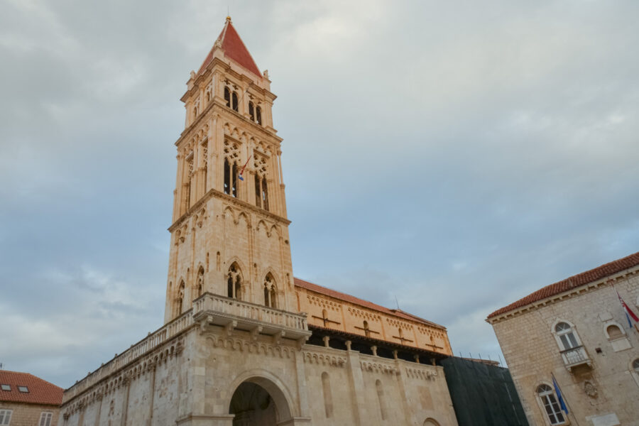 Der Glockenturm der Kathedrale Sveti Lovro in Trogir weist romanische, venezianisch-gotische und Elemente der Renaissance auf, Kroatien - © FRASHO / franks-travelbox