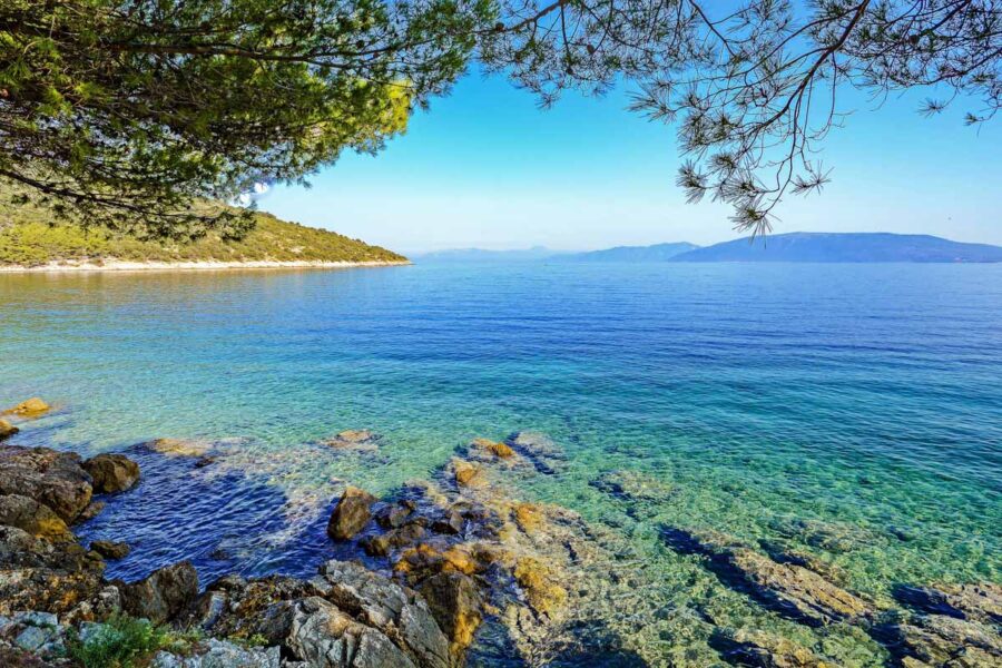 Etwas außerhalb von Valun auf der Insel Cres werden die Kiesstrände von naturbelassenen Felsbänken abgelöst, Kroatien - © ah_fotobox / Shutterstock